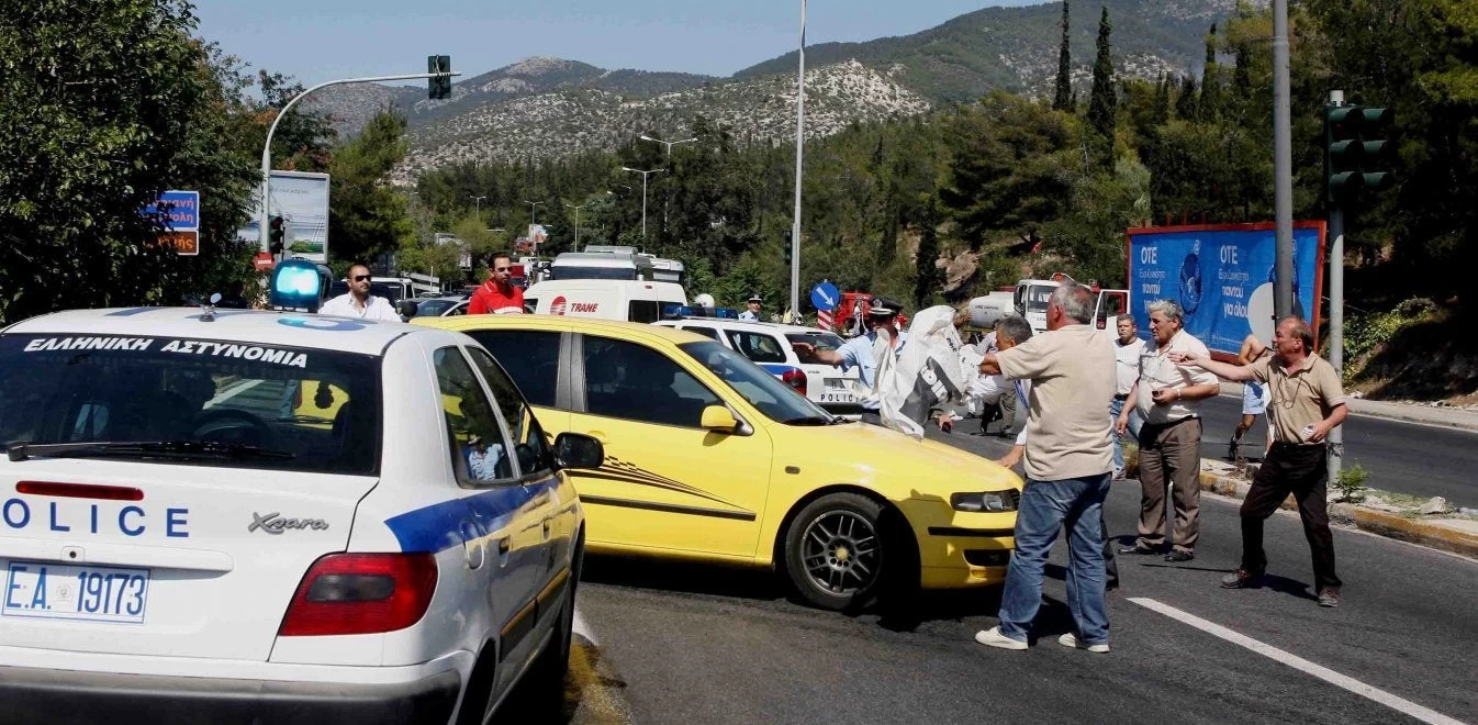 Φωτιά τώρα στον Υμηττό: Άνοιξαν περιφερειακή Υμηττού και Κατεχάκη